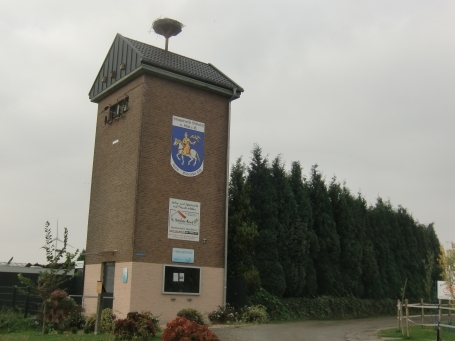 Wesel-Büderich : Büdericher Landwehr, am ehem. RWE-Trafoturm befindet sich eine E-Bike-Ladestation.